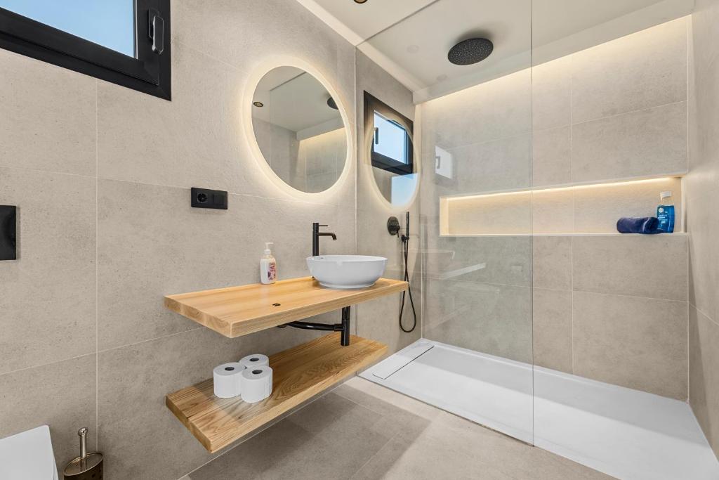 Comercial Fuelanza S.L. Distribuidor oficial de Roca Sanitarios.